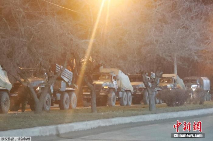 当地时间2月23日，顿涅茨克郊区的街道上出现军事车辆。