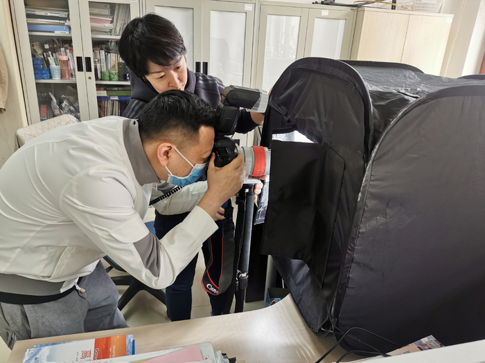 摄影师为书拍摄图片