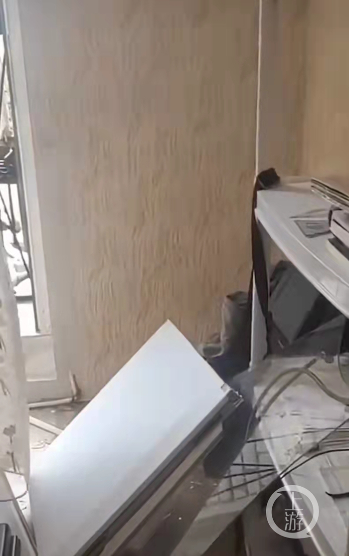 被炸弹气浪波及的宿舍，门窗散落。 图片来源：据受访者视频截图