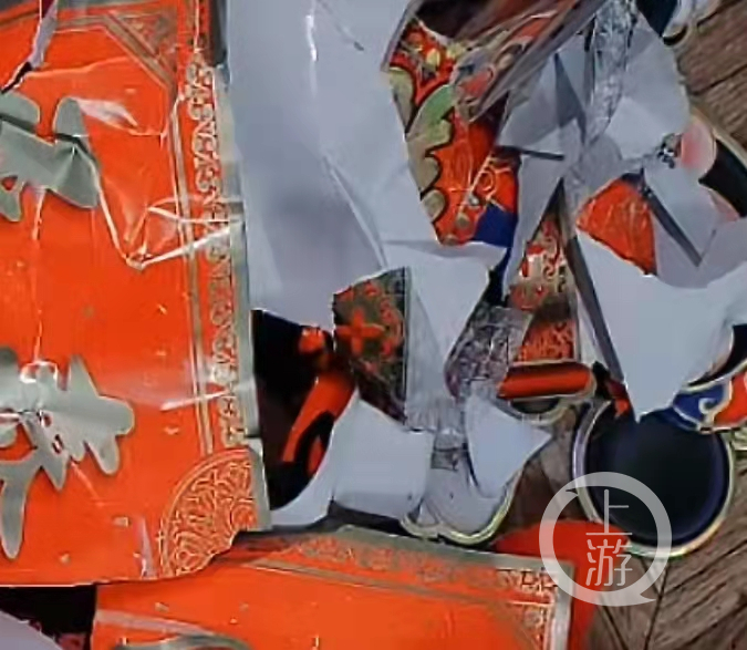 撕下来的春联&nbsp; &nbsp;图片来源：据受访者视频截图