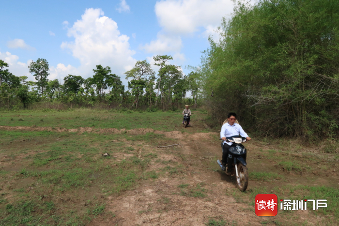 ▲甘学德（前）生前在前往柬埔寨橡胶种植基地途中。广东省农垦集团公司供图