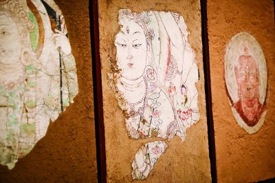 “丝路丹青”板块中的达玛沟佛寺遗址出土壁画传摹作品