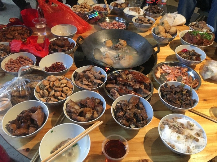 图二 龙胜人家请客的庖汤（赵晓梅摄影，2018年）