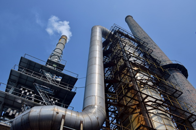 钢铁和水泥是工业领域中碳排放量最大的两个行业。摄影/章轲