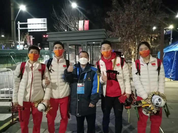 2月5日，北京公交集团冬奥B2车队驾驶员陈学海与中国首金团队的合影。受访者供图