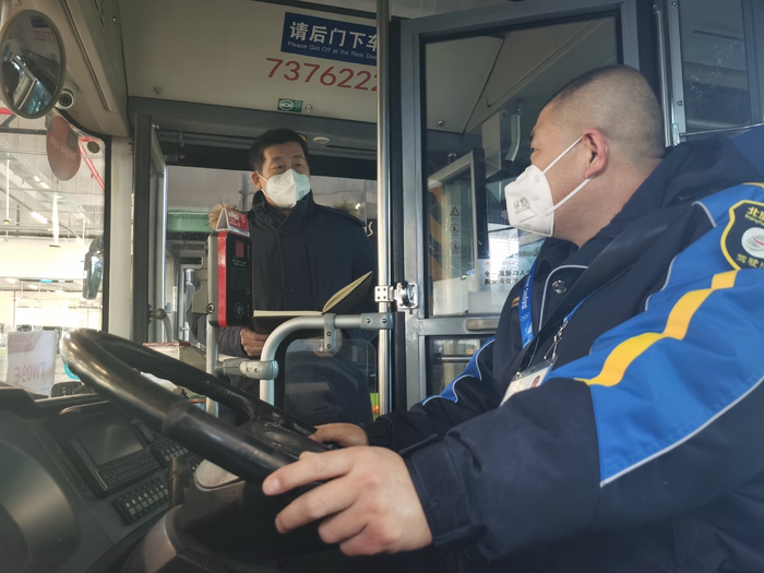 北京公交集团冬奥Y4车队党支部书记祁明瑞正在检查驾驶员工作。受访者供图