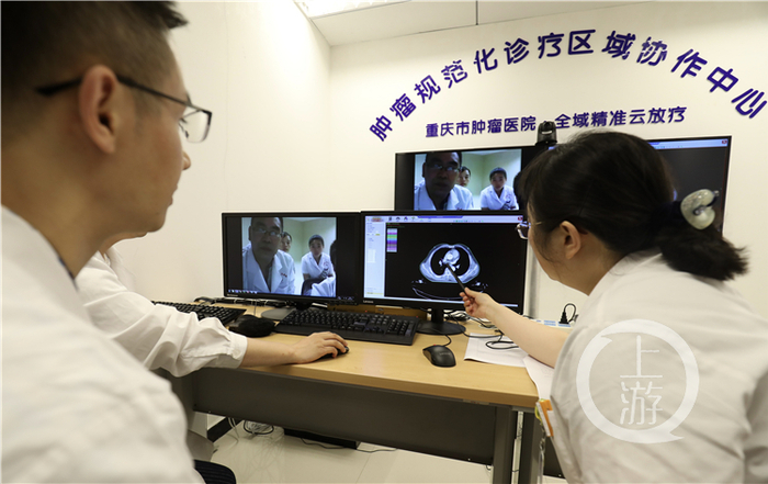 ▲重庆大学附属肿瘤医院专家通过远程平台与区县医院医生沟通病人病情