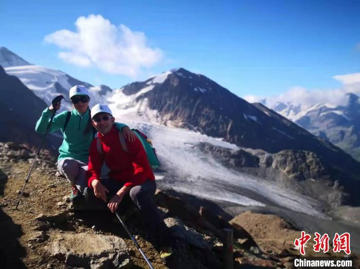 图为Fabio和妻子黄婷在登山。　家属供图