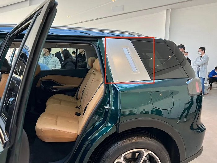 ▲红圈内为充电指示灯