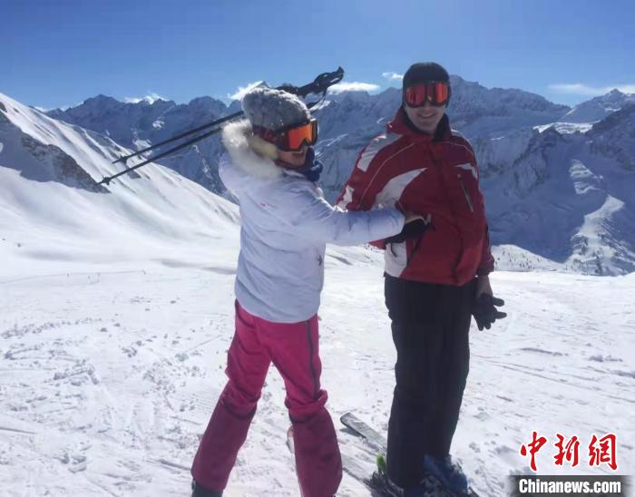 图为Fabio与妻子黄婷在滑雪。　家属供图