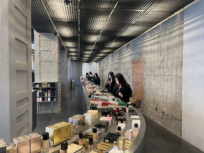 北京三里屯HARMAY话梅美妆集合店内，消费者挑选小样。图/新京报贝壳财经记者 于梦儿 摄