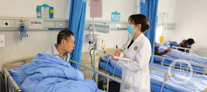 ▲重庆市急救医疗中心，临床药师正在给病人问诊