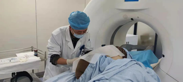 医生为患者注射“诺西那生钠” 。浙大二院供图