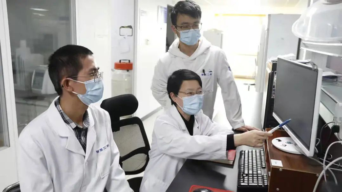 吴志英教授与助手