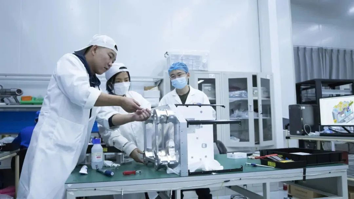 ▲微纳星空科研人员工作中