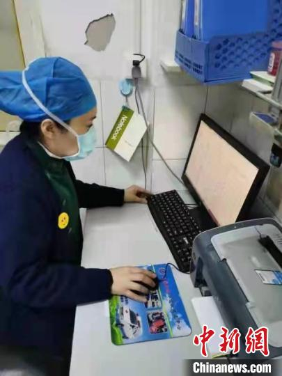 妻子武欢欢坚守在医院。　受访者供图