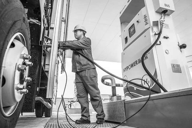 工作人员正在为氢能汽车加氢。本报记者 武亦彬摄