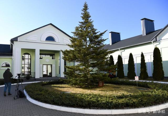 这是在白俄罗斯戈梅利的谈判场地外景                       图片来源：新华社