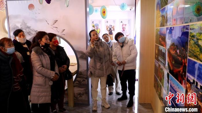 市民参观文化艺术空间驿站。　马策 摄