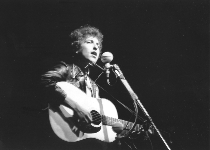 鲍勃·迪伦在新港民谣音乐节。 视觉中国 资料图