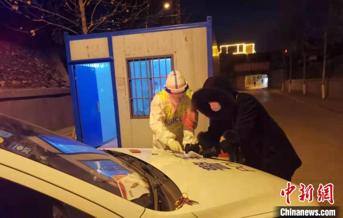 杨晓勇在交通管控点执勤。　受访者供图