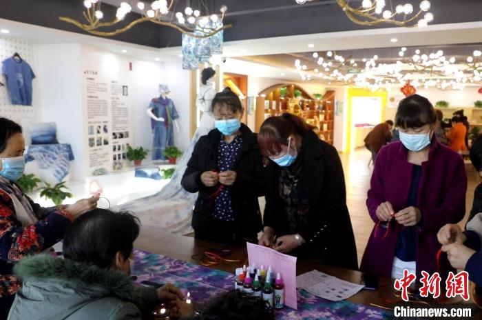 市民学习非议绳结编织。　马策 摄