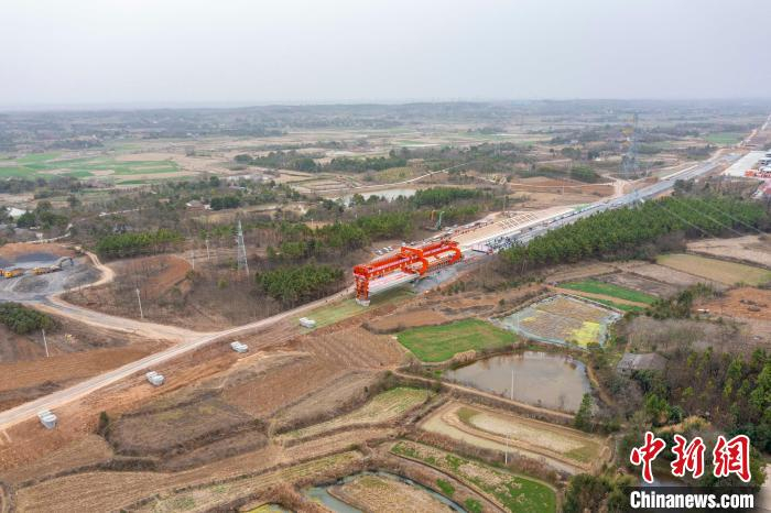 图为，荆荆高铁箱梁架设现场 王杰 摄