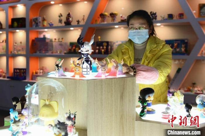 图为东莞文博公司潮玩IP展厅 中新社记者 陈骥旻 摄 