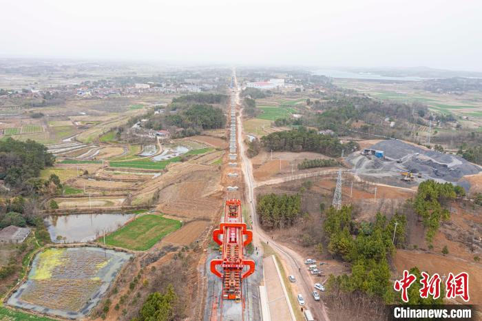 图为，荆荆高铁箱梁架设现场 王杰 摄