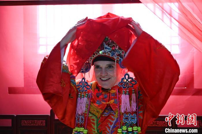 “海外传播官”体验“十里红妆” 冯珂供图