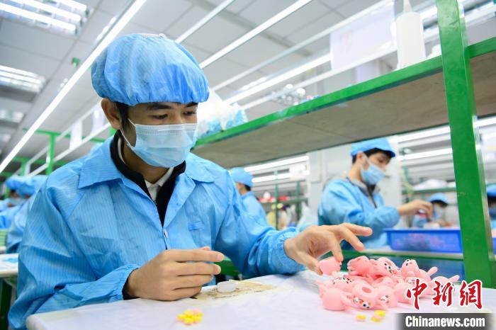 图为东莞文博公司工人正在生产线上制作产品 中新社记者 陈骥旻 摄 