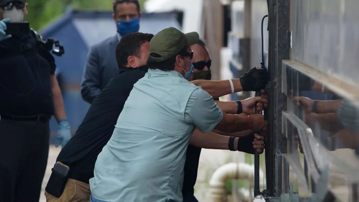 ▲ 2020年7月24日，中国驻休斯敦总领馆被迫关闭，美国官员撬开后门闯入。