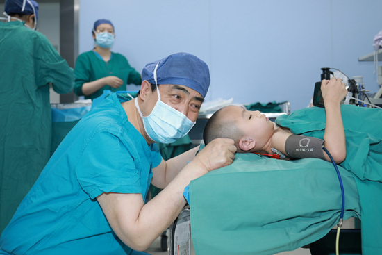 &nbsp;&nbsp;&nbsp;&nbsp;郭树忠在与小患者交流。&nbsp;受访者供图