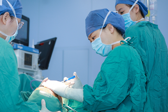 &nbsp;&nbsp;&nbsp;&nbsp;师俊莉在手术中。&nbsp;受访者供图
