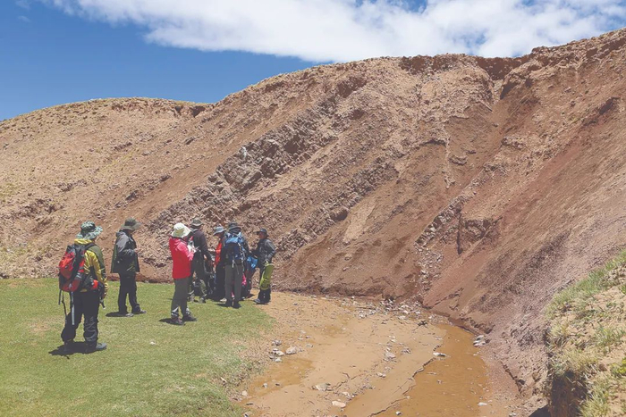 丁林带领团队在中央谷地中部的伦坡拉盆地开展野外考察。青藏高原所供图