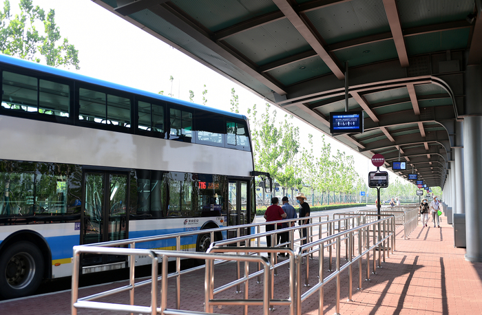正在进站的北京公交车。图/IC photo