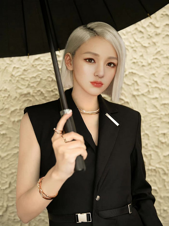  虚拟人时尚博主AYAYI佩戴蒂芙尼KNOT系列首饰