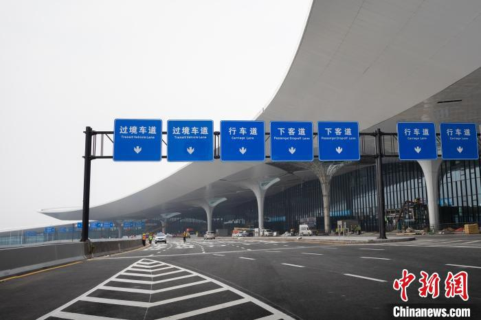 杭州机场T4航站楼外。　谭申捷 摄