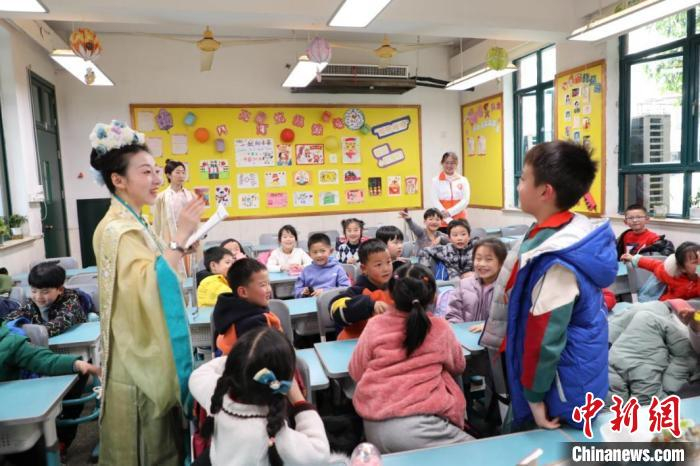 学生体验丰富的实践课程内容。　周姞 摄