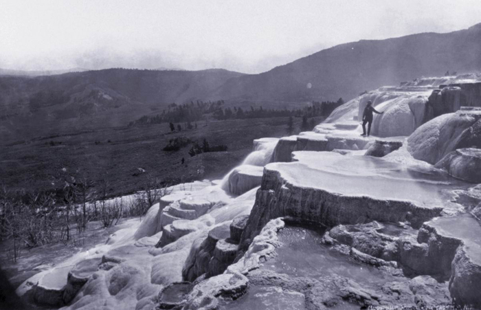 　　公园负责人纳撒尼尔·皮特·朗福德（1832-1911）站在犸温泉的矿床上。他被任命为美国黄石国家公园的第一位管理者。