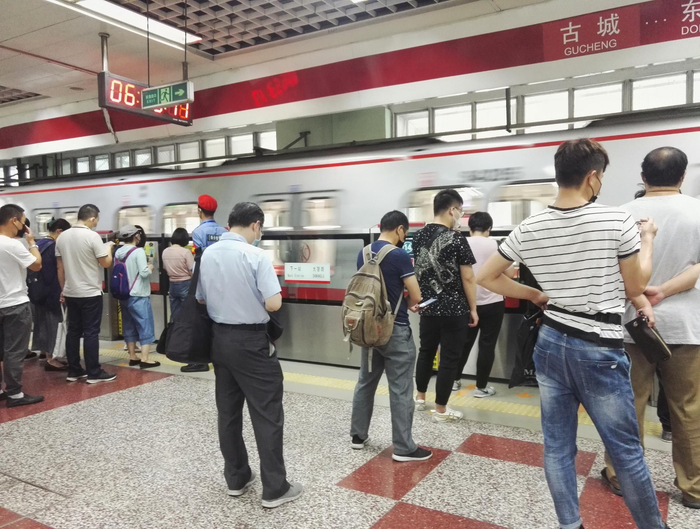 北京地铁，选择地铁通勤的上班族有序排队候车。图/IC photo