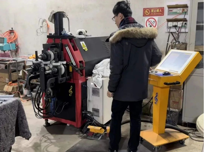 滚弯机调试生产。