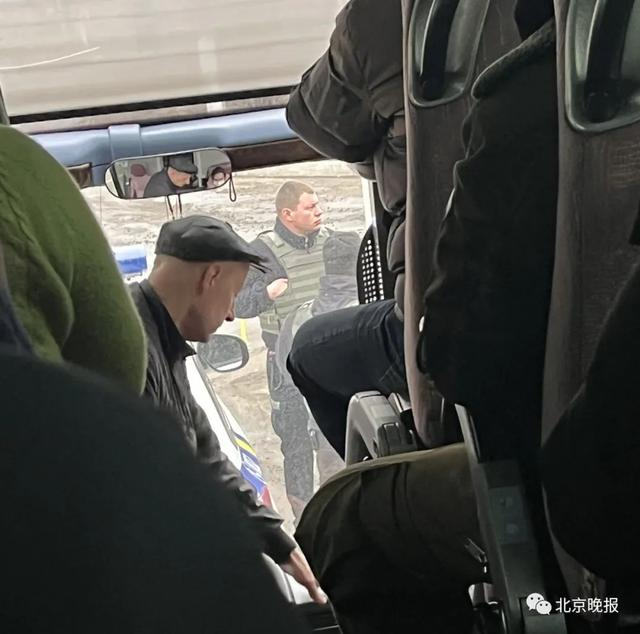 乌克兰警察在商量安全的行车路线。