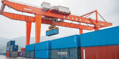 2月20日，装载1100余吨聚乙烯醇（PVA）等精细化工产品的火车专列通过中欧班列（渝新欧），从重庆果园港启程发往德国杜伊斯堡。　　新华社记者 唐 奕摄