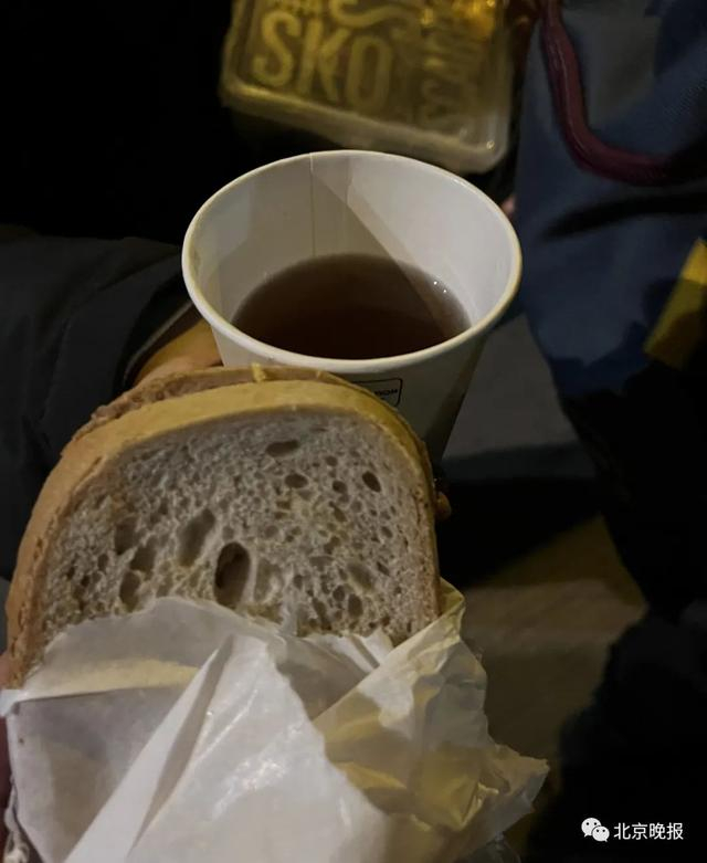 3月2日凌晨，仔仔收到波兰边防分发的食物和水。