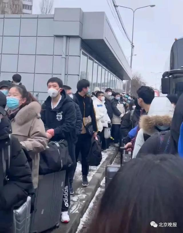3月1日，仔仔在基辅排队乘坐大巴时拍下的画面。