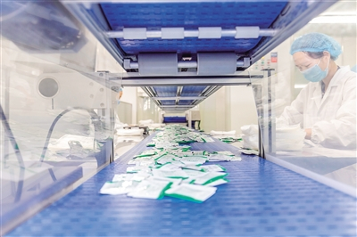 目前广东一方制药有限公司和澳门科技大学正在合作开发经典名方制剂。图为一方制药生产车间。资料图片