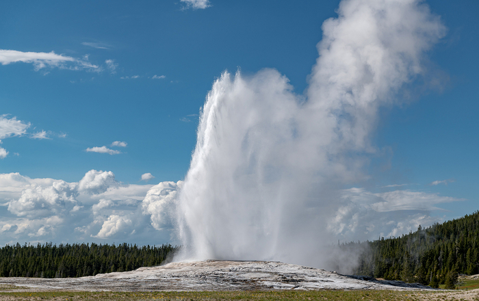 老忠实间歇泉喷发