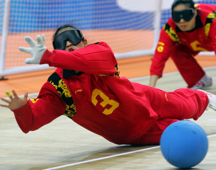 北京2008年残奥会盲人门球女子组预赛中，中国队以3比0战胜德国队。图为中国队3号队员陈凤青在比赛中飞身扑救。孙戉/摄