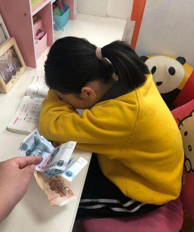 “妈妈,我丢钱了”,第二位宝妈的做法很赞,娃18年后更有出息